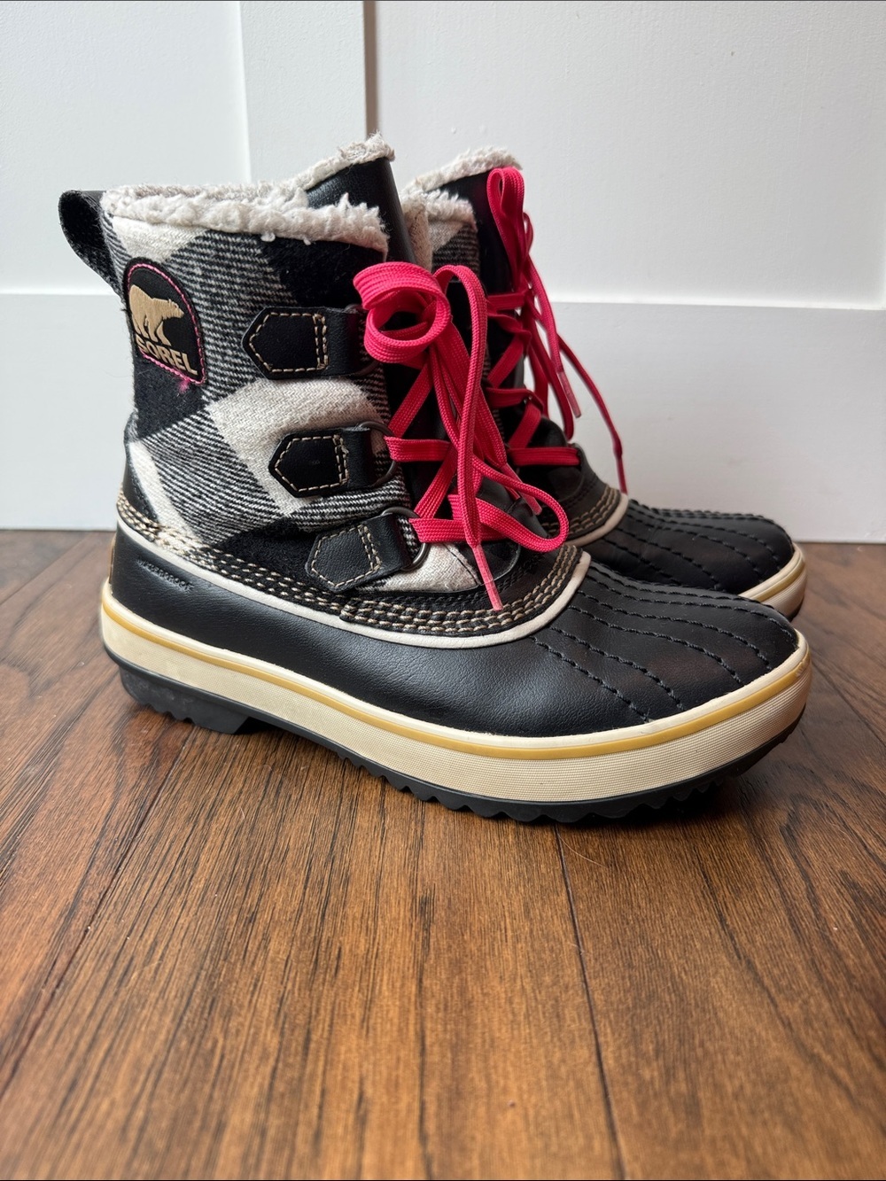 Sorel Women’s Black & Cream Plaid Snow Boots Lace-up boots with Pink Laces